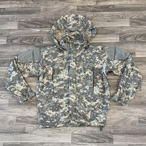 U.S. Army issued digital ACU soft shell cold weather jacket sz small regular